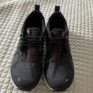 On Running like new tennis shoes